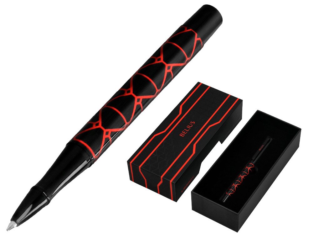 BOLIGRAFO BELIUS LEGACY ALUMINIO DISEÑO TRIANGULO ROJO CUERPO NEGRO TINTA COLOR AZUL CAJA DE DISEÑO